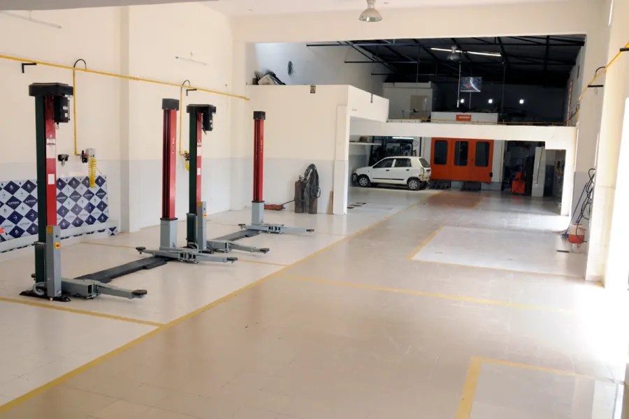 Workshop service bay